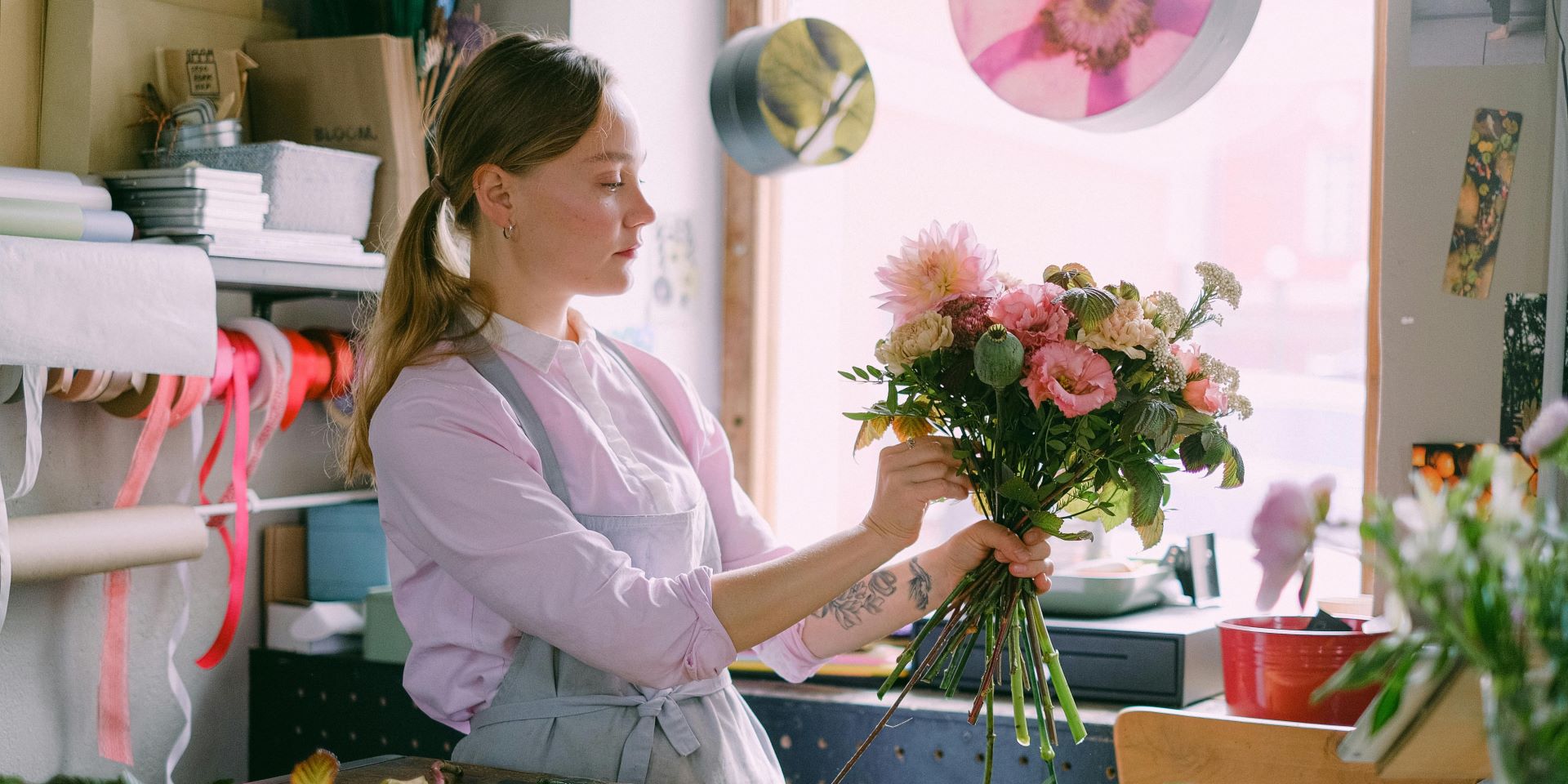 Florist holding bouquet - Anna Shvets, Pexels