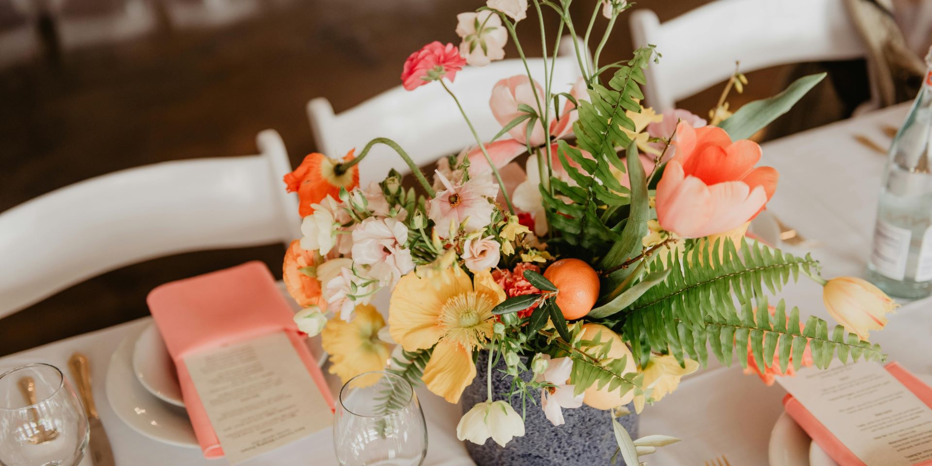 Bright wedding table arrangement - Emma Bauso, Pexels