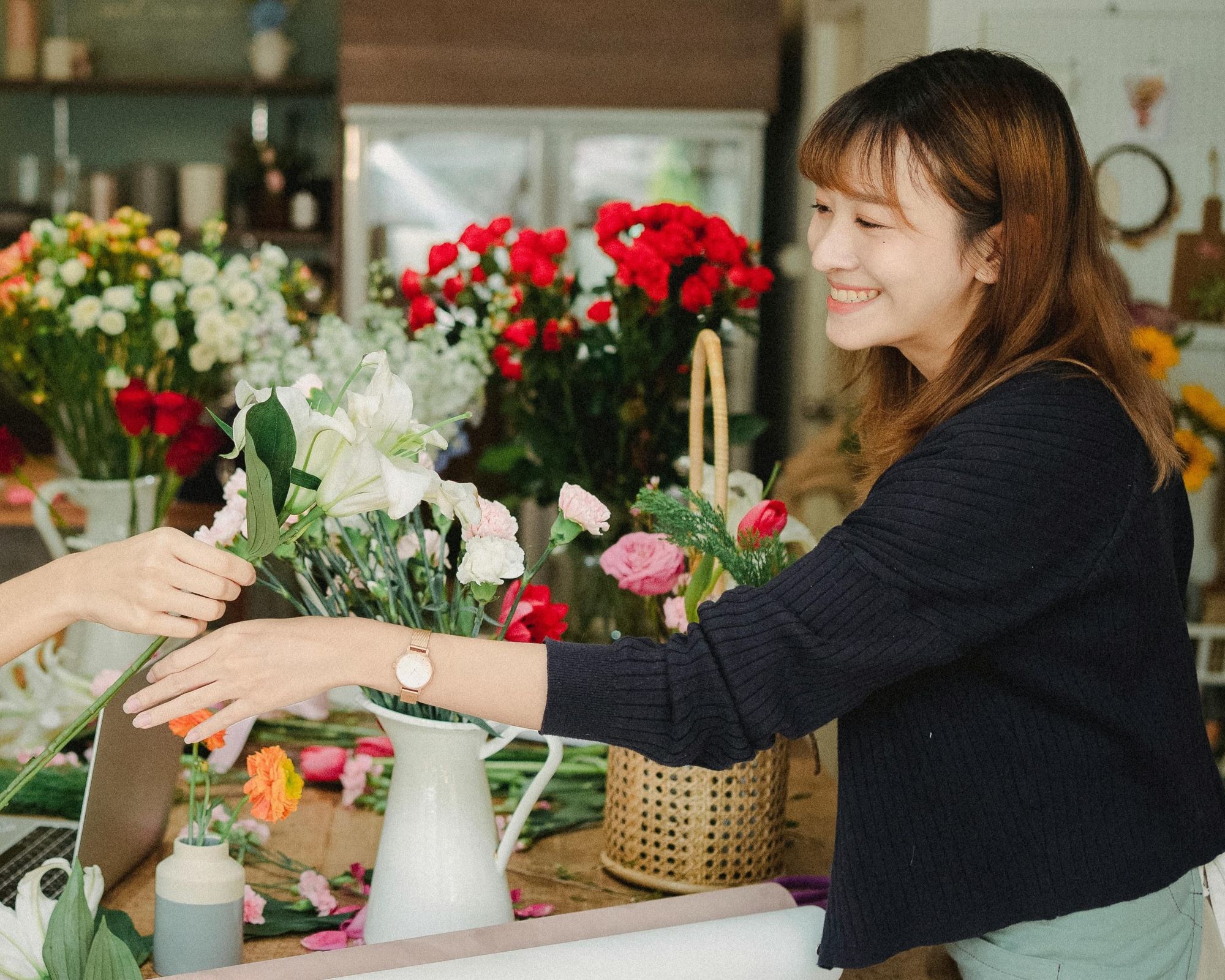 Florist helping customer - Amina Filkins, Pexels